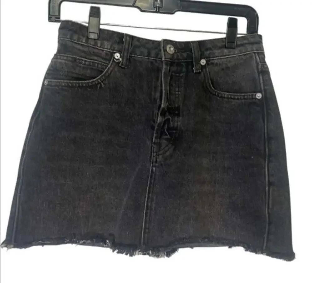 We The Free Black Distressed Button Front Denim Mini Skirt Sz 25 Raw Hem Pockets